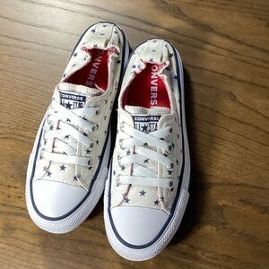 Converse White Low Top Sneakers with Navy Stars and Red Lining Chuck Taylor 7.5
